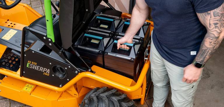 AS-motor AS 920 E-Sherpa 2WD changing fusioncore batteries