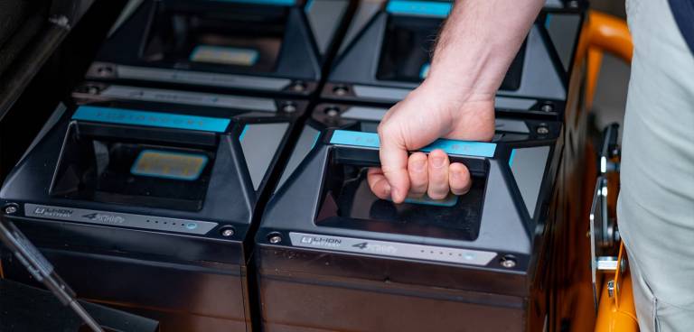 AS-motor AS 920 E-Sherpa 2WD changing fusioncore batteries